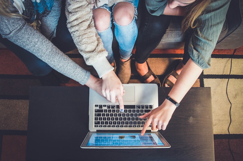 Personne utilisant un ordinateur portable pour gérer ses assurances